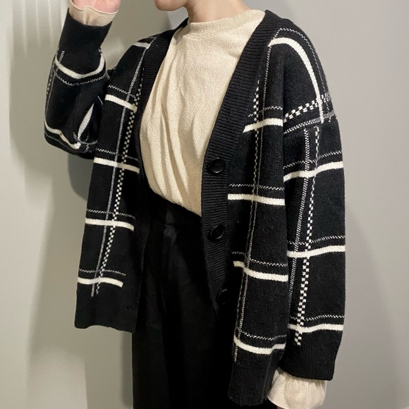 Plaid Black Cardigan - Picture 3 of 4